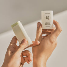 Cargar imagen en el visor de la galería, Matte Sun Stick : Mugwort+Camelia SPF 50+ PA++++ 18g
